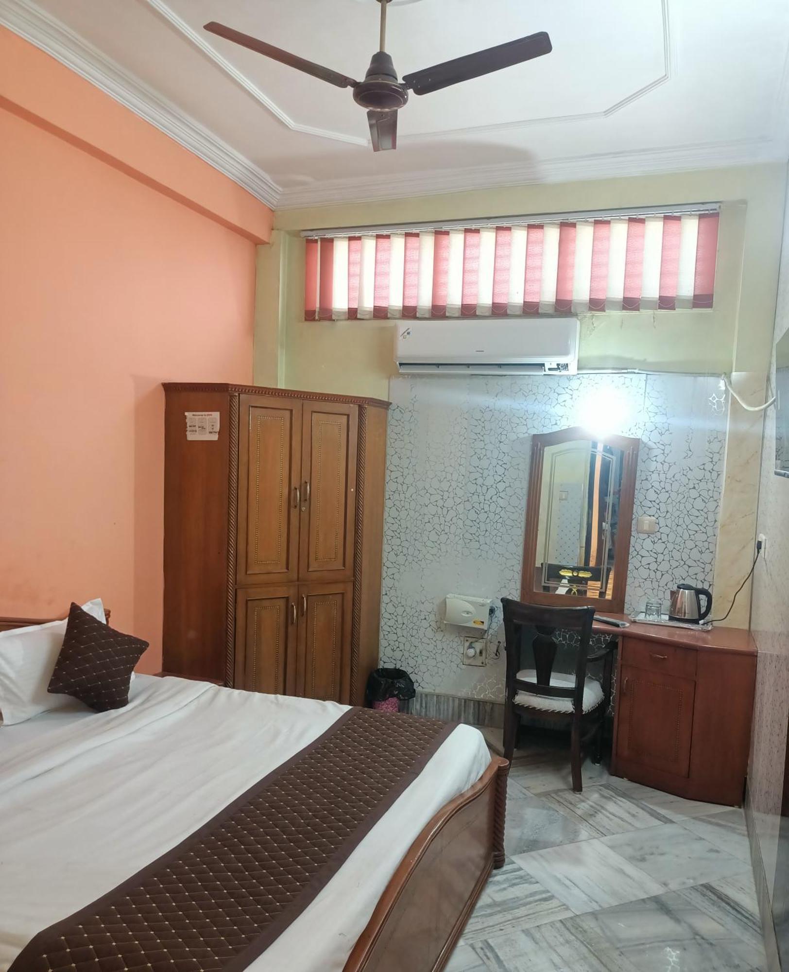 Hotel Riz Varanasi Exteriör bild