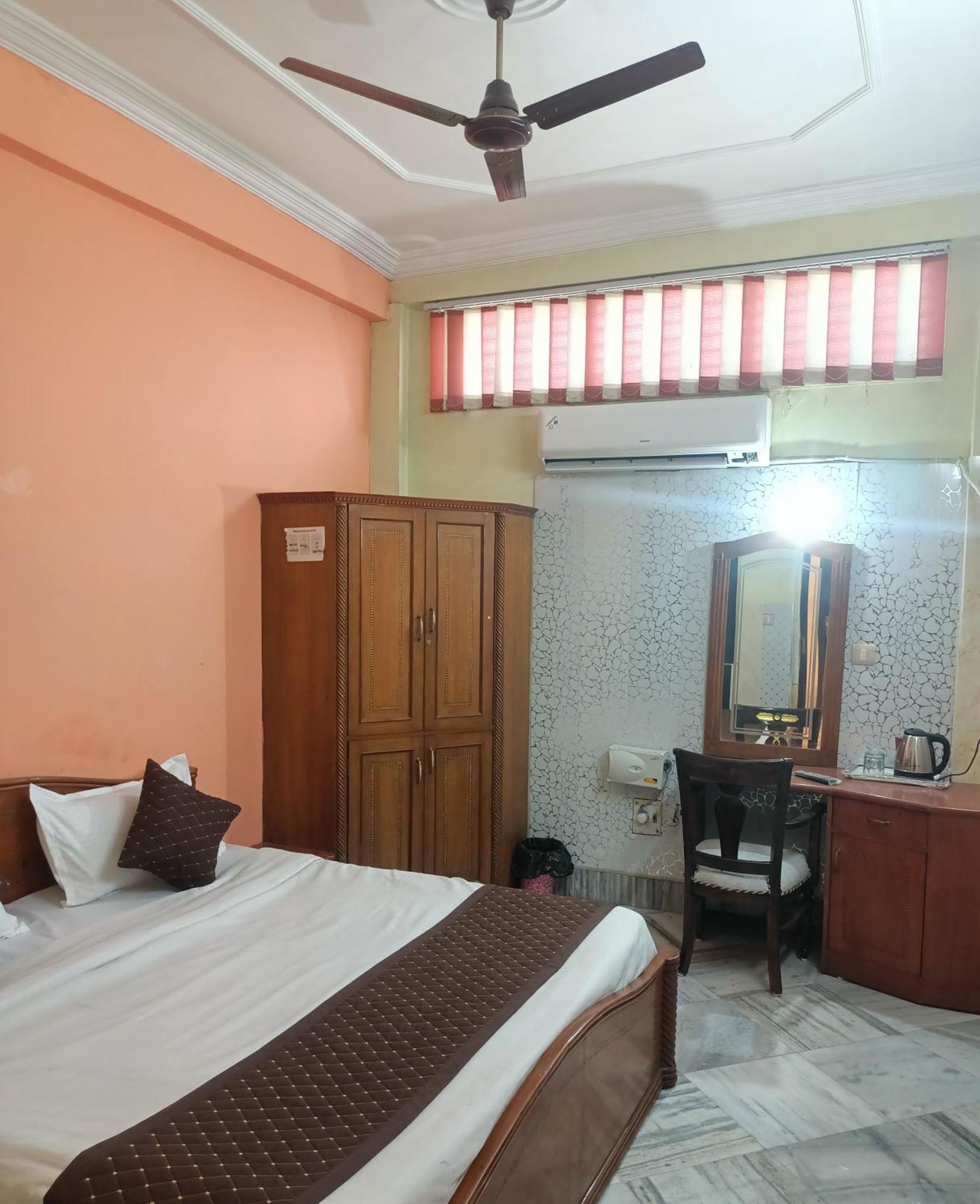 Hotel Riz Varanasi Exteriör bild